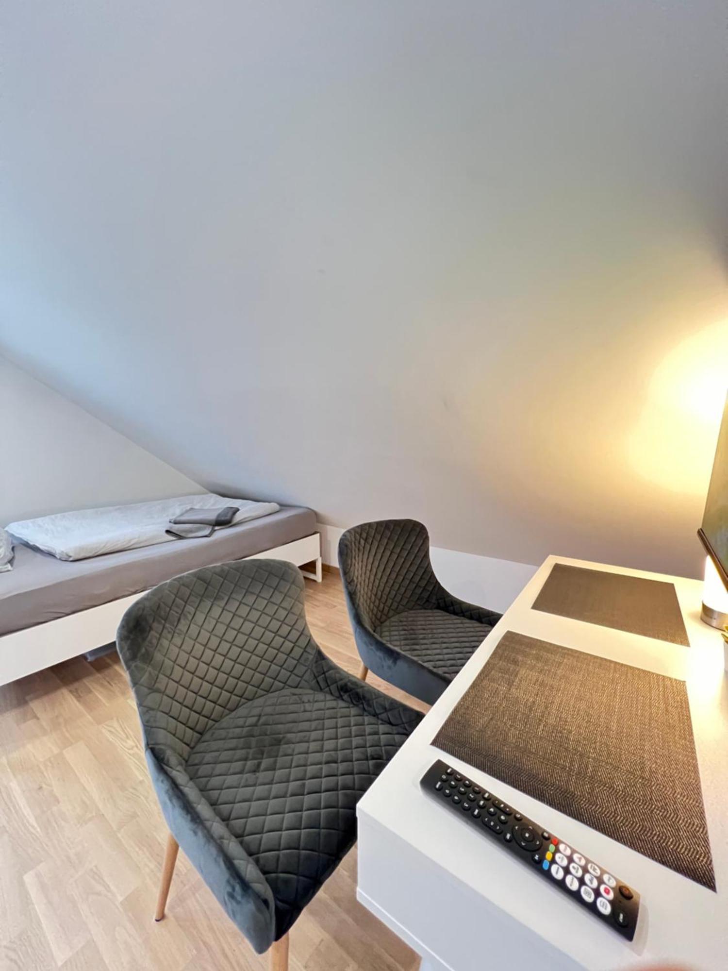 Charmantes Studio-Apartment Im Herzen Von Neureut - Fussbodenheizung, Regendusche, Waschmaschine, Stellplatz Karlsruhe Exteriör bild